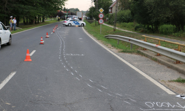 Sz&ouml;rnyethalt a motoros B&ouml;h&ouml;ny&eacute;n, aki egy traktor ut&aacute;nfut&oacute;j&aacute;nak &uuml;tk&ouml;z&ouml;tt