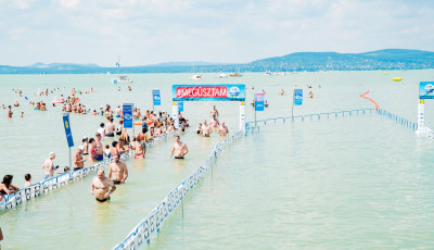 Cs&uuml;t&ouml;rt&ouml;k&ouml;n dől el, mikor lesz a Balaton-&aacute;t&uacute;sz&aacute;s p&oacute;tnapja