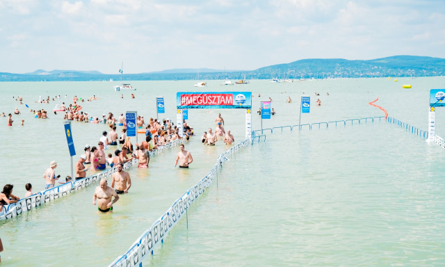 Cs&uuml;t&ouml;rt&ouml;k&ouml;n dől el, mikor lesz a Balaton-&aacute;t&uacute;sz&aacute;s p&oacute;tnapja