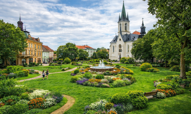 T&uacute;l sok a t&eacute;rkő, bef&uuml;ves&iacute;tik a Kossuth teret Kaposv&aacute;ron