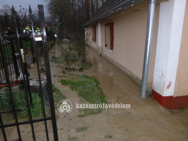 Annyi eső esett kedden, hogy Somogyváron megteltek az árkok, több házat elöntött a víz