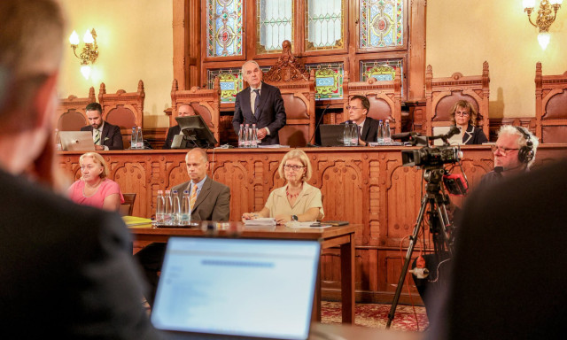 Befagyasztott&aacute;k a polg&aacute;rmesterek b&eacute;r&eacute;t, elvett&eacute;k a k&ouml;lts&eacute;gt&eacute;r&iacute;t&eacute;st is