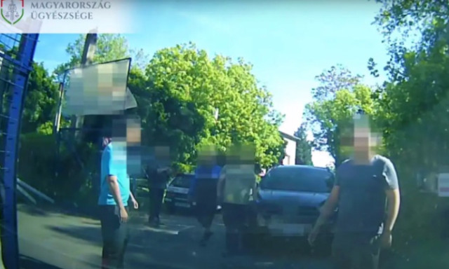 Sz&oacute;lni mert, hogy el&aacute;llj&aacute;k az utat, erre n&eacute;gyen estek neki - VIDE&Oacute;