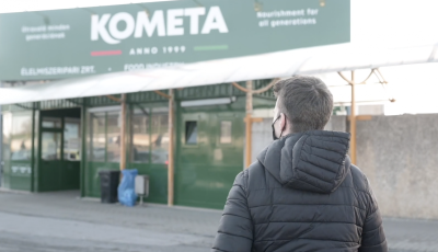 Tűz &uuml;t&ouml;tt ki a Kom&eacute;t&aacute;ban hajnalban, siker&uuml;lt időben megf&eacute;kezni a l&aacute;ngokat