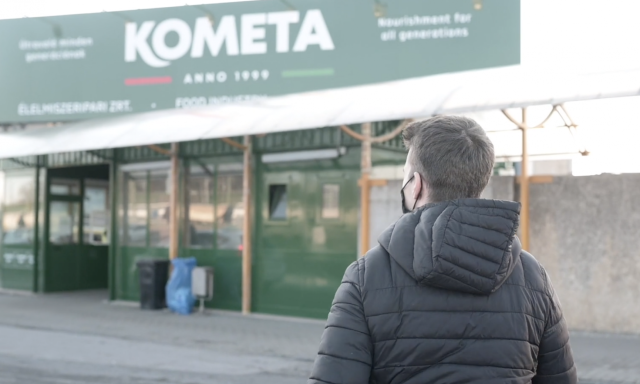 Tűz &uuml;t&ouml;tt ki a Kom&eacute;t&aacute;ban hajnalban, siker&uuml;lt időben megf&eacute;kezni a l&aacute;ngokat