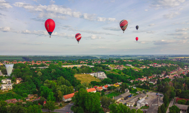 Szemeket az &eacute;gre, ellepik a v&aacute;rost a hől&eacute;gballonok! Egyszerre t&ouml;bb helysz&iacute;nről sz&aacute;llnak fel hamarosan a versenyzők