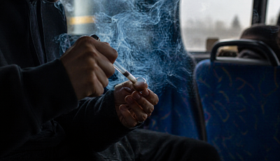 T&ouml;bben rosszul lettek a buszon, mert krist&aacute;lyt sz&iacute;vott egy drogos utas &ndash; A sofőrt mentő vitte k&oacute;rh&aacute;zba