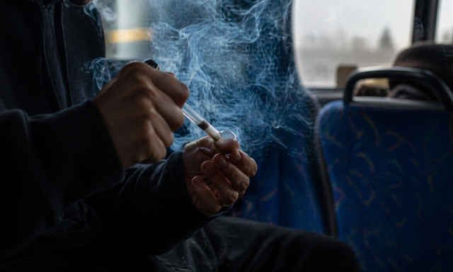 T&ouml;bben rosszul lettek a buszon, mert krist&aacute;lyt sz&iacute;vott egy drogos utas &ndash; A sofőrt mentő vitte k&oacute;rh&aacute;zba