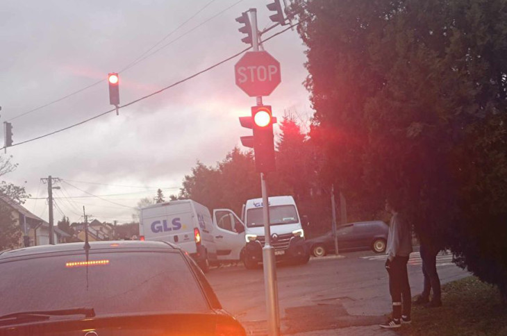 Csúnya baleset a Pázmány Péter utcai kereszteződésben, egy teherautó is érintett - VIDEÓ