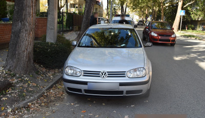 FELH&Iacute;V&Aacute;S! Let&ouml;rte egy parkol&oacute; aut&oacute; t&uuml;kr&eacute;t, majd elhajtott