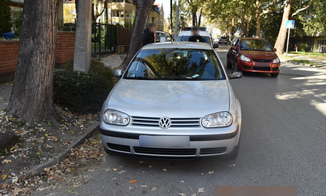 FELH&Iacute;V&Aacute;S! Let&ouml;rte egy parkol&oacute; aut&oacute; t&uuml;kr&eacute;t, majd elhajtott