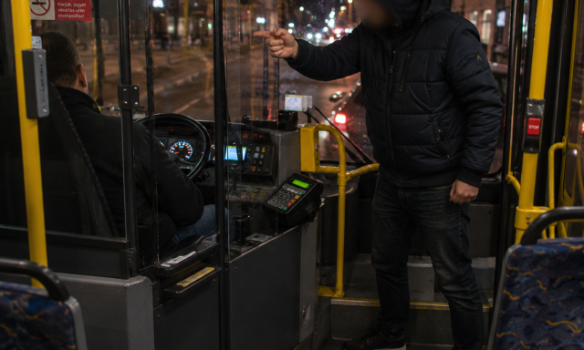 R&eacute;szegen balh&eacute;zott a buszon, a sofőrt is megfenyegette, lek&ouml;pte a kaposv&aacute;ri f&eacute;rfi