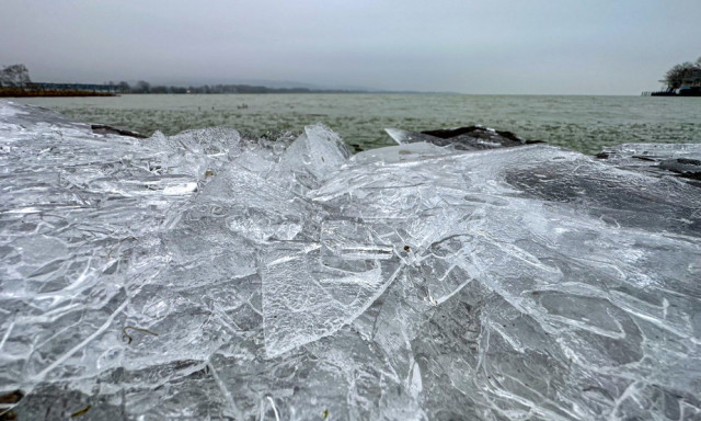 &Uacute;jra jegesedik a Balaton