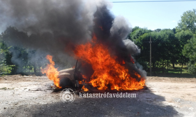 Menet k&ouml;zben gyulladt ki egy szem&eacute;lyaut&oacute; kedden Bősz&eacute;nf&aacute;n