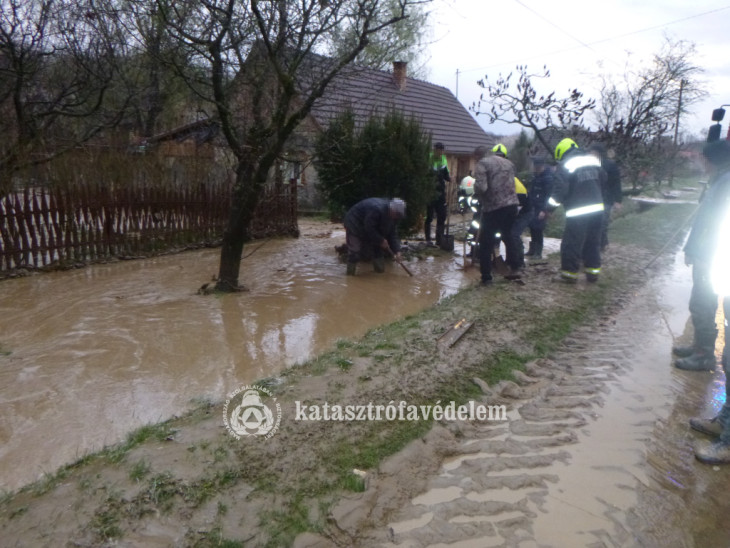 Annyi eső esett kedden, hogy Somogyváron megteltek az árkok, több házat elöntött a víz