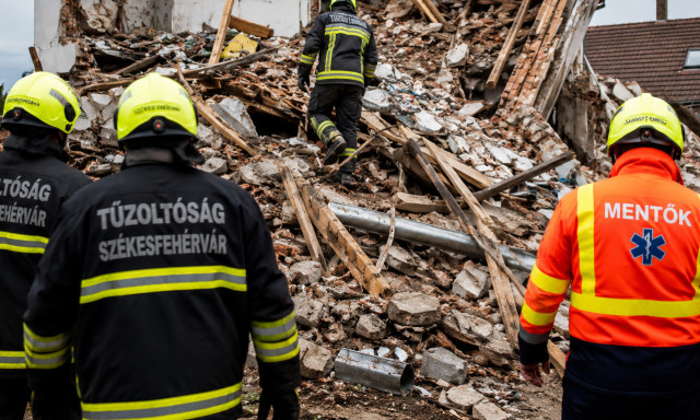 &Ouml;sszedőlt egy n&eacute;gyemeletes &eacute;p&uuml;let Sz&eacute;kesfeh&eacute;rv&aacute;ron, egy ember a romok alatt rekedt