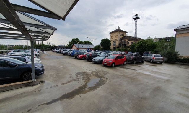 Fel&uacute;j&iacute;t&aacute;s kezdődik a Kalm&aacute;r parkol&oacute; felső szintj&eacute;n: korl&aacute;tozott parkol&oacute;helyek a j&ouml;vő h&eacute;ten