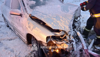 37 helyen leszakadt fa&aacute;g &eacute;s &aacute;rokba cs&uacute;szott aut&oacute;k adtak munk&aacute;t a tűzolt&oacute;knak a h&oacute;es&eacute;sben