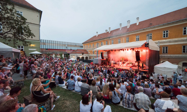 A Bagossy Brothers Company, Kord&aacute;&eacute;k, Wolf Kati is a Somogyi Borfesztiv&aacute;l idei fell&eacute;pői k&ouml;z&ouml;tt