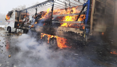 Kamion &eacute;gett a szegerdői pihenőben
