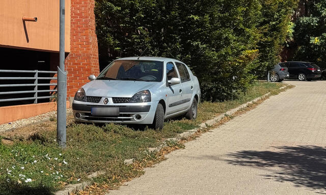 Fesztiv&aacute;l ide vagy oda: z&ouml;ldter&uuml;letre &aacute;llnak az aut&oacute;k a kaposv&aacute;ri belv&aacute;rosban