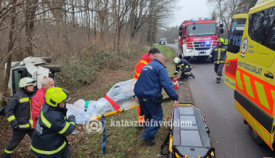 Baleset t&ouml;rt&eacute;nt Dar&aacute;ny k&ouml;zel&eacute;ben - Beszorult a sofőr az aut&oacute;ba