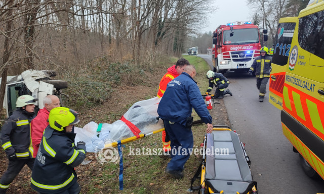 Baleset t&ouml;rt&eacute;nt Dar&aacute;ny k&ouml;zel&eacute;ben - Beszorult a sofőr az aut&oacute;ba