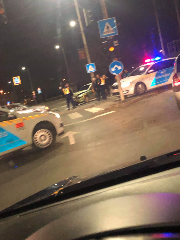 Baleset az Aldinál- Két autó ütközött a Dombóvári úton
