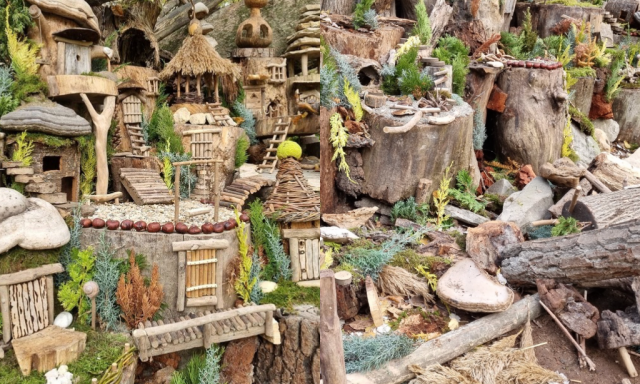 P&eacute;ntekre k&eacute;sz&uuml;lt el, vas&aacute;rnapra sz&eacute;tvert&eacute;k a budakal&aacute;szi Man&oacute;falv&aacute;t