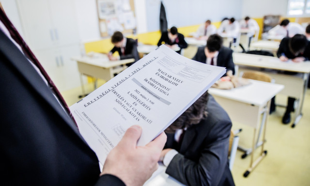 Sz&aacute;mos veszpr&eacute;mi iskol&aacute;ban kezdik meg h&eacute;tfőn a di&aacute;kok az idei &eacute;retts&eacute;git