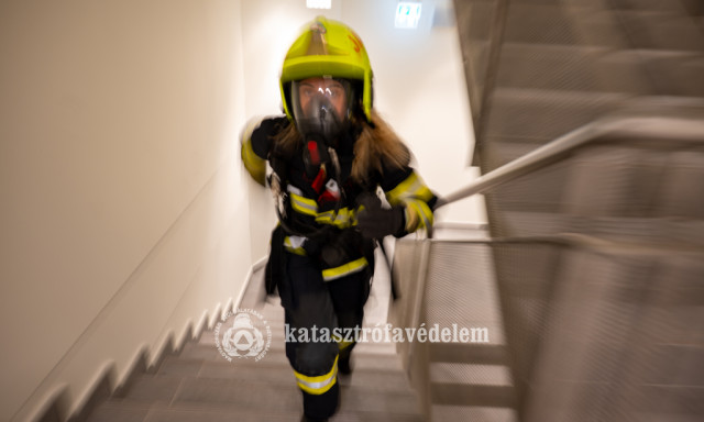 Taroltak a somogyi tűzolt&oacute;k  a l&eacute;pcsőfut&oacute;-bajnoks&aacute;gon az orsz&aacute;g legmagasabb sz&eacute;kh&aacute;z&aacute;ban