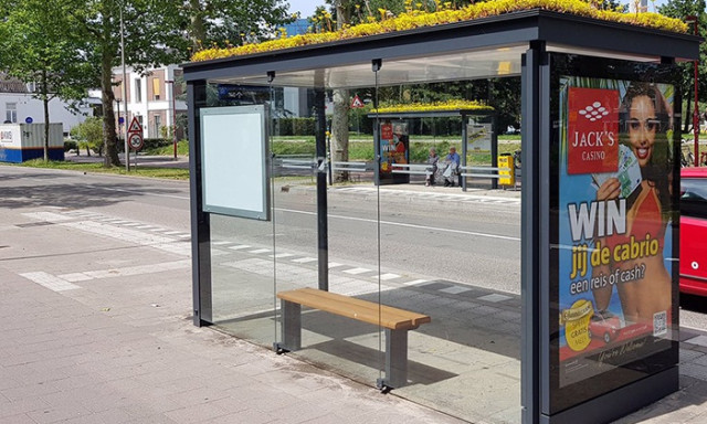 K&ouml;vetendő: 300 buszmeg&aacute;ll&oacute; tetej&eacute;re telep&iacute;tettek m&eacute;hmeg&aacute;ll&oacute;t Utrechtben