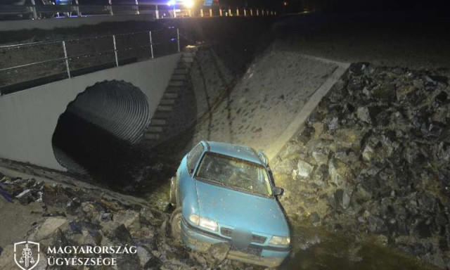 &Uacute;jabb r&eacute;szletek a hal&aacute;los balesetről - &Uuml;l&eacute;ssor sem volt az aut&oacute;ban, amivel az &aacute;rokba hajtott