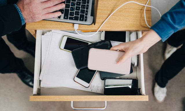 V&eacute;ge a sulikban a telefon-nyomkod&aacute;snak? Megjelent a rendelet, amely korl&aacute;tozza az iskolai mobiltelefon-haszn&aacute;latot