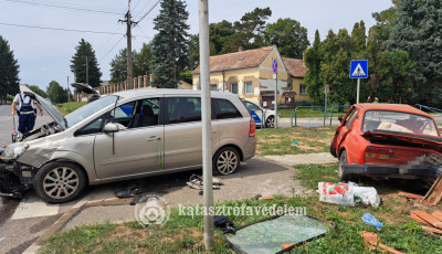 Baleset Merny&eacute;n, ketten szorultak egy r&eacute;gi Skod&aacute;ba