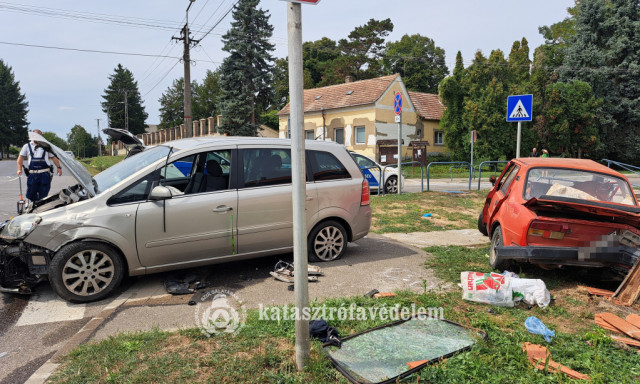 Baleset Merny&eacute;n, ketten szorultak egy r&eacute;gi Skod&aacute;ba