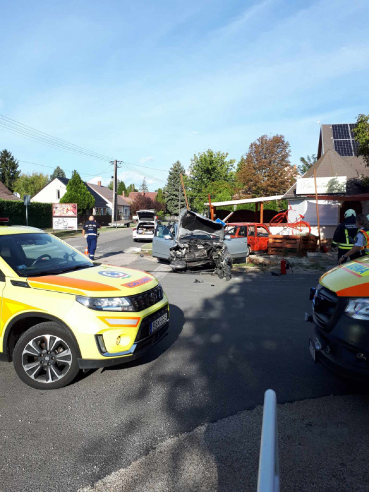 Két autó karambolozott Balatonfenyvesen
