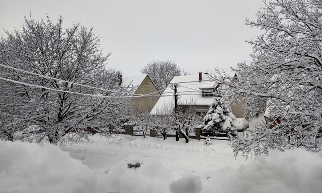 K&ouml;zel 20 centi h&oacute; esett a v&aacute;rosra, d&eacute;lut&aacute;n naps&uuml;t&eacute;sben &eacute;lvezhetj&uuml;k a l&aacute;tv&aacute;nyt