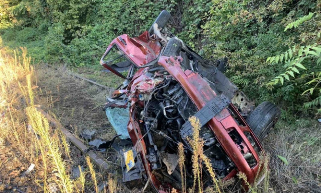 Menek&uuml;l&eacute;s k&ouml;zben &aacute;llt fejre egy aut&oacute;s a s&iacute;neken, a rendőr&ouml;k m&eacute;g pont ki tudt&aacute;k h&uacute;zni a sofőrt