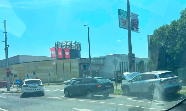 Villanyoszlopnak &uuml;tk&ouml;z&ouml;tt egy aut&oacute; a Pl&aacute;z&aacute;n&aacute;l