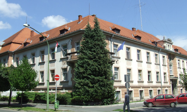 Vizsg&aacute;lat indult egy kaposv&aacute;ri rendőr ellen, mert a h&aacute;ts&oacute; ajt&oacute;n engedte ki Ruszin-Szendit