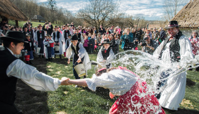 A szennai l&aacute;nyok id&eacute;n sem hervadnak el! K&eacute;pgal&eacute;ria a szennai skanzenből