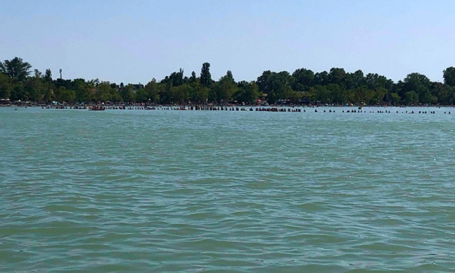 &Eacute;lől&aacute;ncot alkotva kerest&eacute;k az eltűnt f&eacute;rfit a strandol&oacute;k