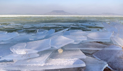 L&aacute;tv&aacute;nyos j&eacute;gzajl&aacute;s indult a Balatonon az &eacute;jszaka - VIDE&Oacute;