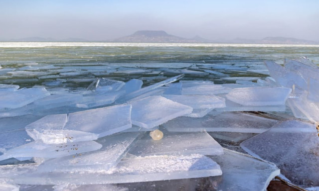 L&aacute;tv&aacute;nyos j&eacute;gzajl&aacute;s indult a Balatonon az &eacute;jszaka - VIDE&Oacute;