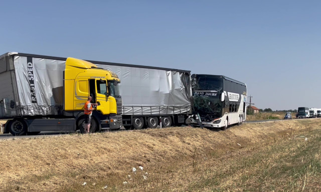 Balesetet szenvedett egy T&aacute;ncsicsos di&aacute;kokat sz&aacute;ll&iacute;t&oacute; busz Szabadk&aacute;n&aacute;l