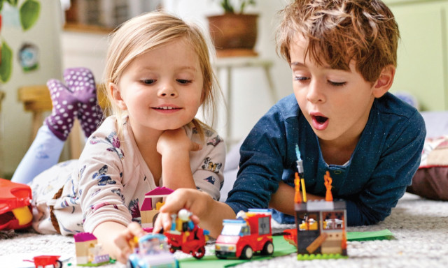 P&eacute;ntektől &oacute;ri&aacute;s LEGO szobrok lepik el a Kaposv&aacute;r Pl&aacute;z&aacute;t