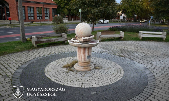 Rong&aacute;l&aacute;s Barcson - po&eacute;nb&oacute;l t&ouml;rte &ouml;ssze a sz&ouml;kőkutat