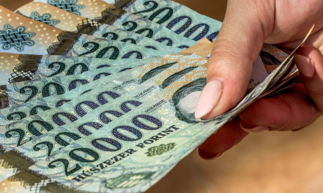 Brutt&oacute; 436 300 forint volt az &aacute;tlagkereset j&uacute;niusban a KSH szerint