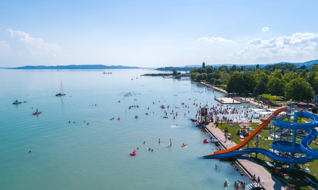 Kihirdett&eacute;k az idei K&eacute;k Hull&aacute;m Z&aacute;szl&oacute; strandminős&iacute;t&eacute;s eredm&eacute;nyeit a balatoni strandokn&aacute;l